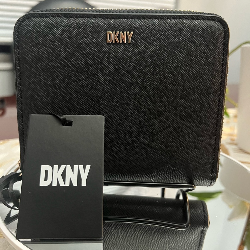 NWT DKNY Cow Leather
Bryant Small Zip Around S Black / Gold